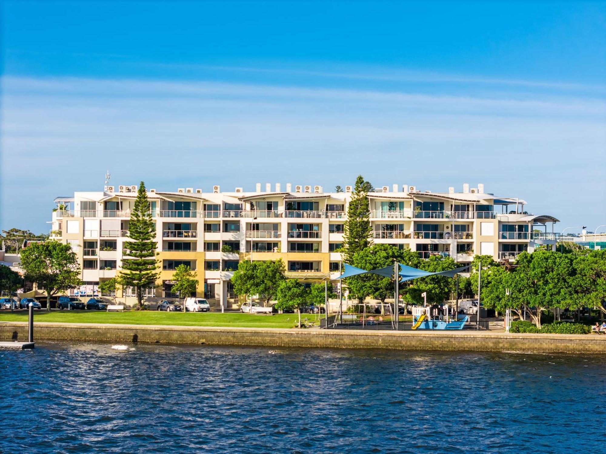 Riverside Holiday Apartments Баллина Экстерьер фото