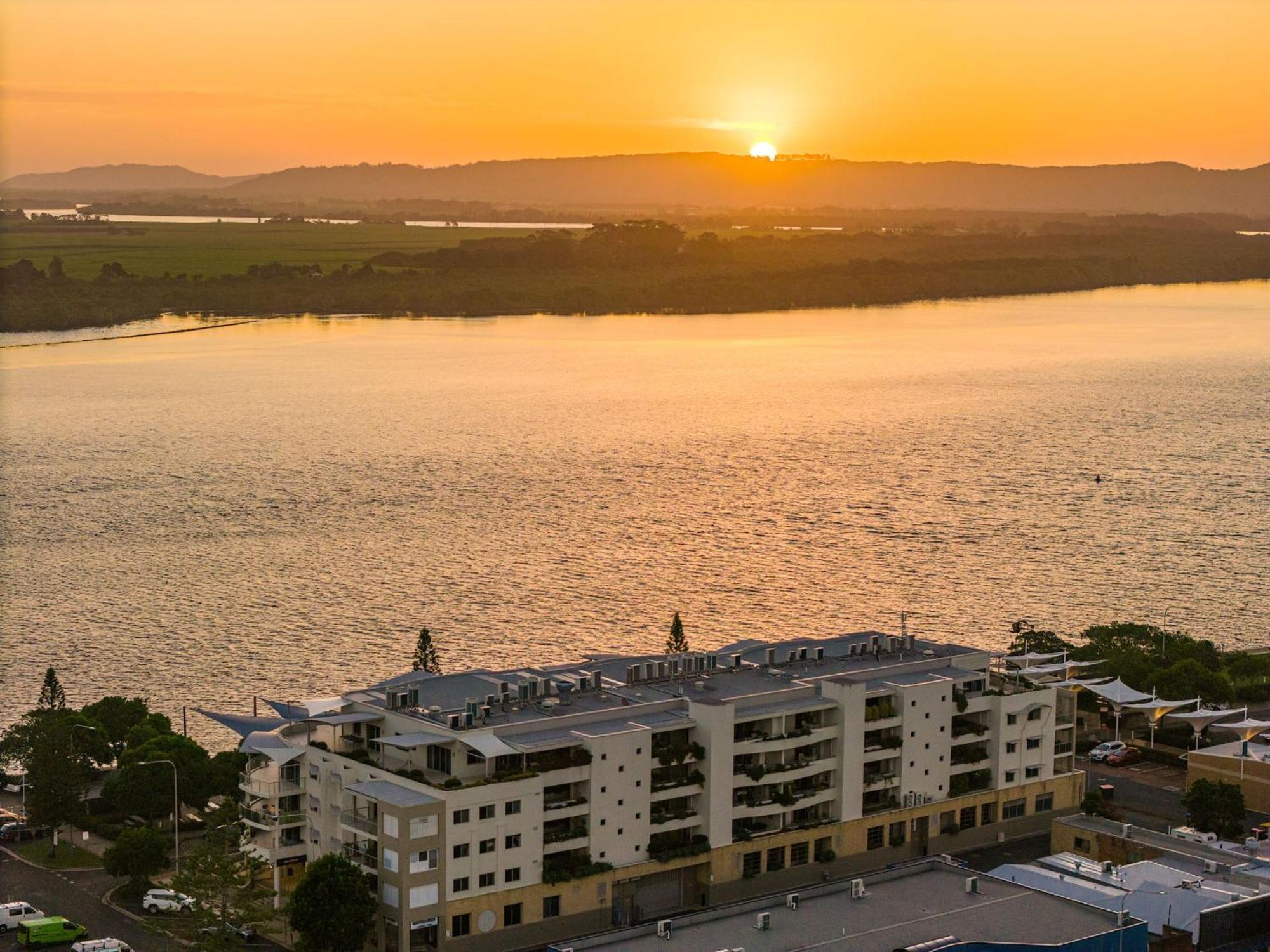 Riverside Holiday Apartments Баллина Экстерьер фото