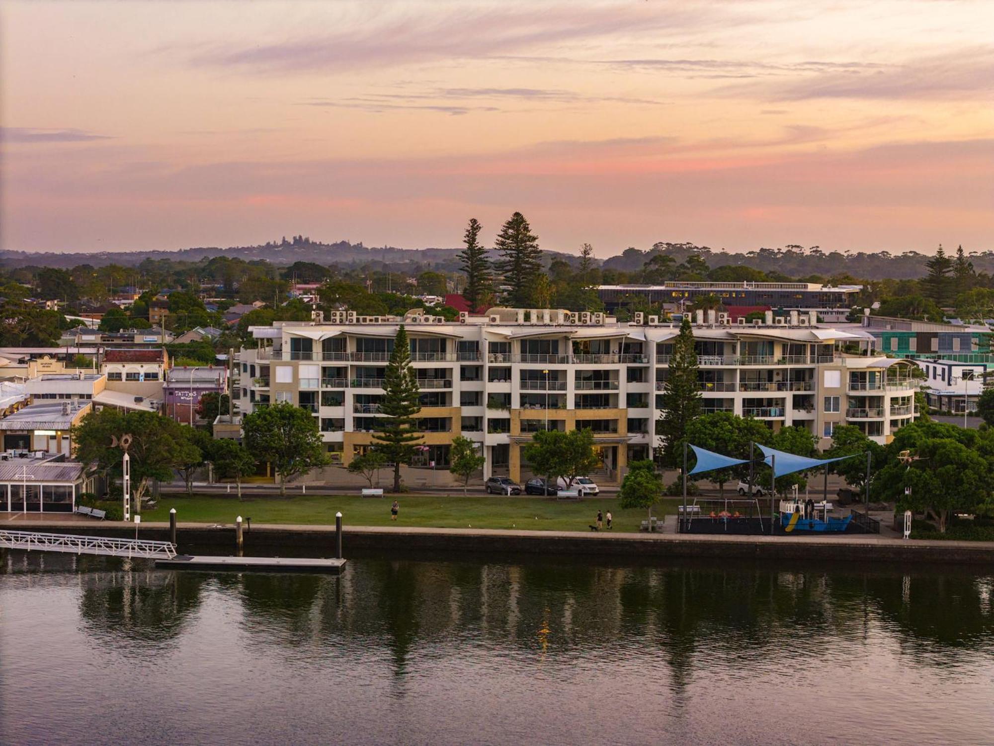 Riverside Holiday Apartments Баллина Экстерьер фото