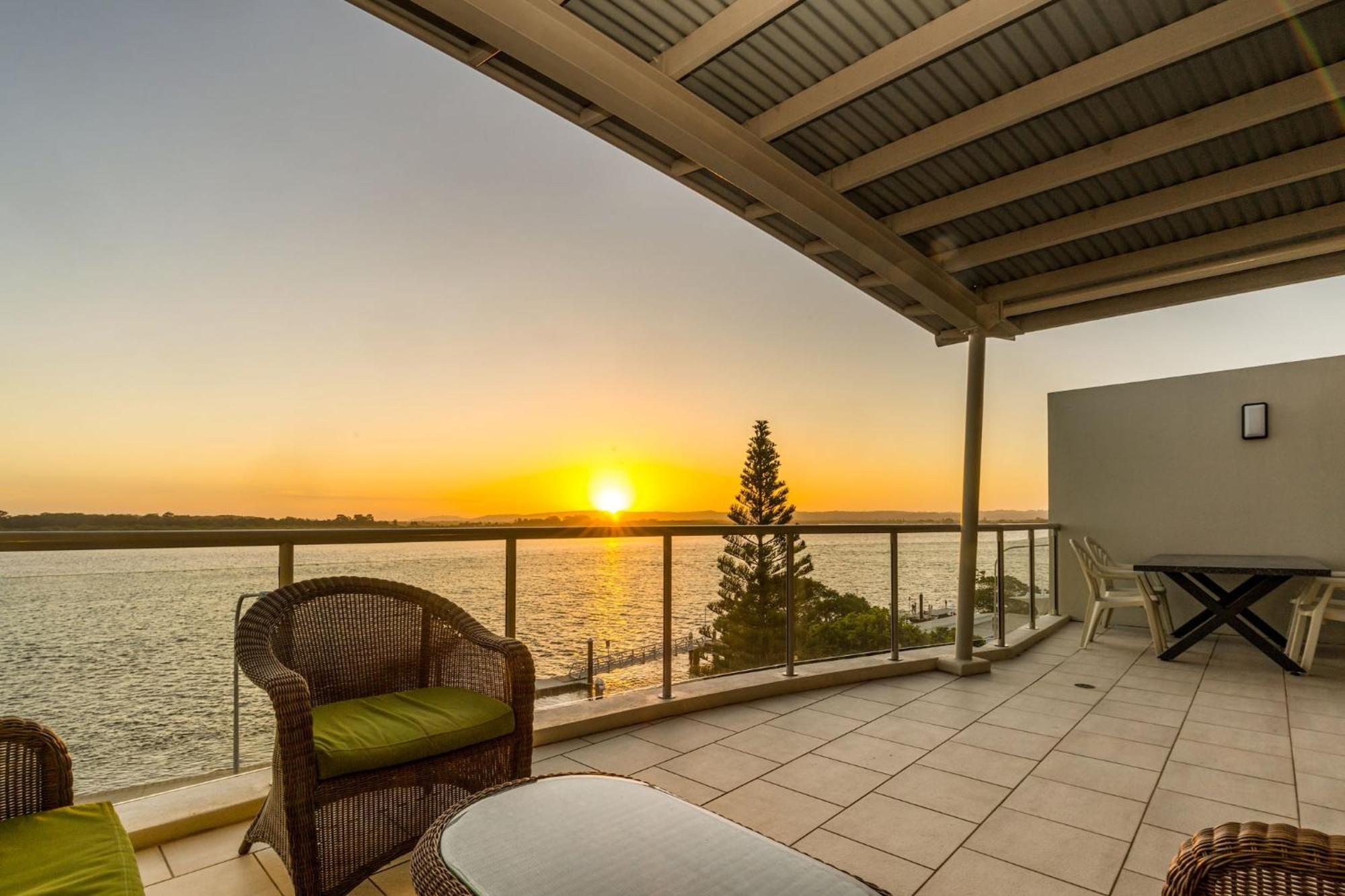 Riverside Holiday Apartments Баллина Экстерьер фото