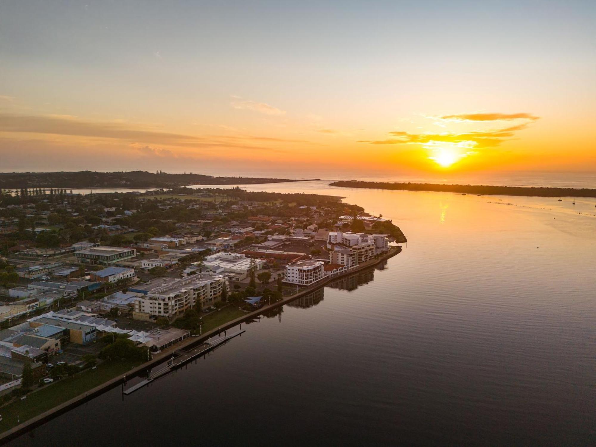 Riverside Holiday Apartments Баллина Экстерьер фото